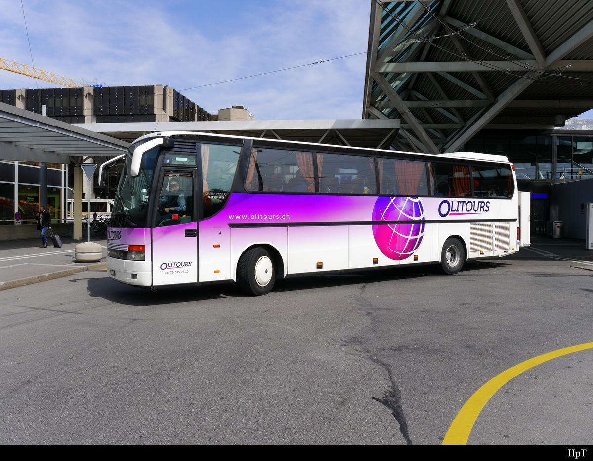 Setra S315 HD unterwegs bei den Haltestellen vor dem Flughafen in Genf am 06.04.2019
