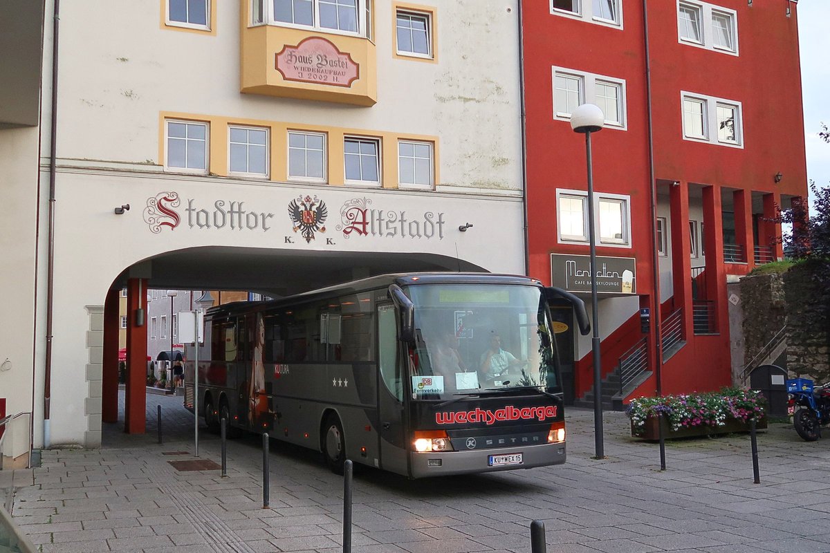 Setra S319L von Wechselberger KU-WEX 15 als Schienenersatzverkehr für DB Fernverkehr in Kufstein, Unterer Stadtplatz/Stadttor. Aufgenommen 7.8.2018.