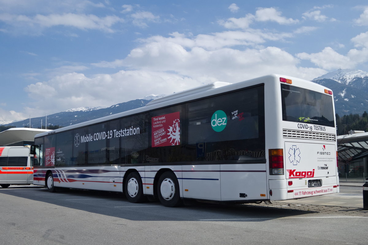 Setra S319NF von Kogoj (ohne Kfz-Kennzeichen) als Mobile COVID-19 Teststation am Parkplatz des Einkaufszentrums DEZ in Innsbruck. Aufgenommen 26.4.2021.