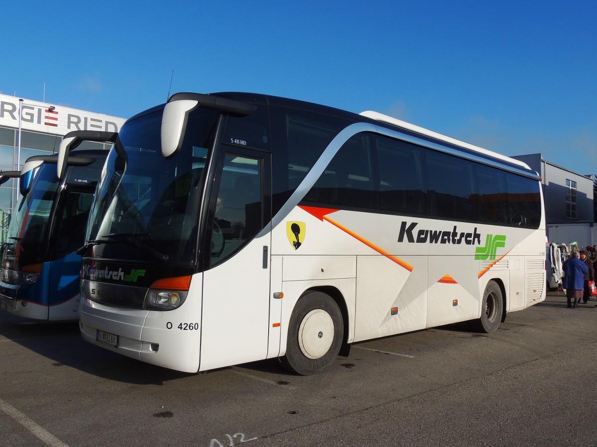 SETRA S411HD von KOWATSCH-Reisen hat Gäste zu einer Kleintierschau nach Ried gebracht; 131214