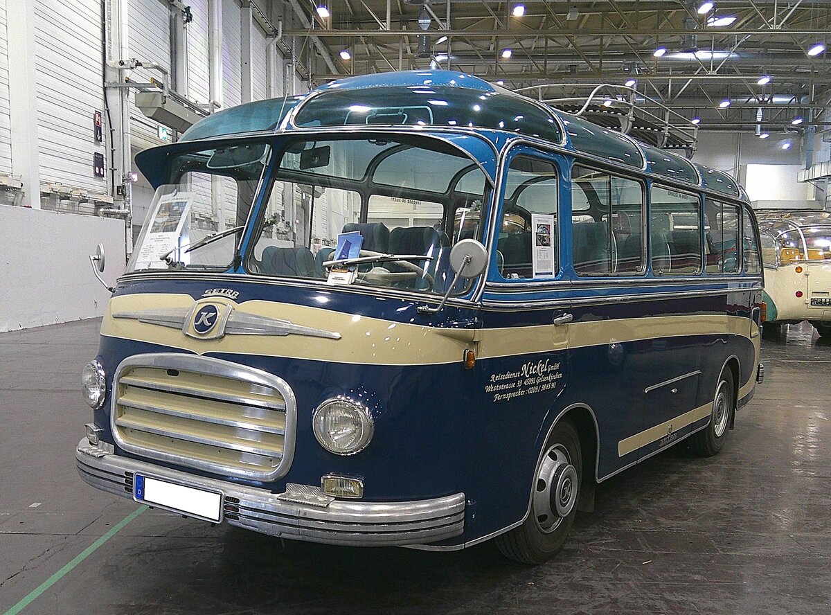 Setra S6 Reisebus aus dem Jahr 1960. Vorgestellt wurde der Setra S6 der deutschen Firma Kässbohrer auf dem Genfer Automobilsalon des Jahres 1955. Der S 6 war das kleinste Setra-Modell, das je gebaut wurde. Auch die Stückzahl war mit 1120 produzierten Bussen relativ gering. Anfänglich war der Bus für 22 Fahrgäste, später nur noch für 20 Fahrgäste ausgelegt. Für den Antrieb wurde ein Vierzylinderdieselmotor aus dem Hause Henschel verwendet. Dieser Motor mit einem Hubraum von 4084 cm³ leistete anfänglich 85 PS und später 90 PS. Gemäß dem Expose am Fahrzeug ist der gezeigte Bus ein Modell für den französischen Markt gewesen. Erkenntlich an einer Notausstiegstür an der hinteren, rechten, Fahrzeugseite. Retro-Classics Essen am 09.04.2026.