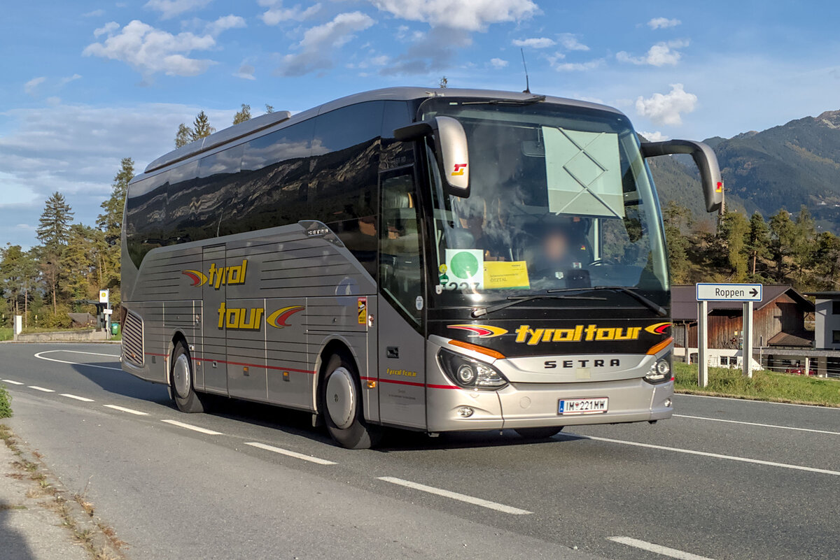 Setra Setra S 511 HD von Tyroltours als Schienenersatzverkehr f�r die Arlbergbahn in Roppen, B171/Tiroler Stra�e. Aufgenommen 21.10.2025.