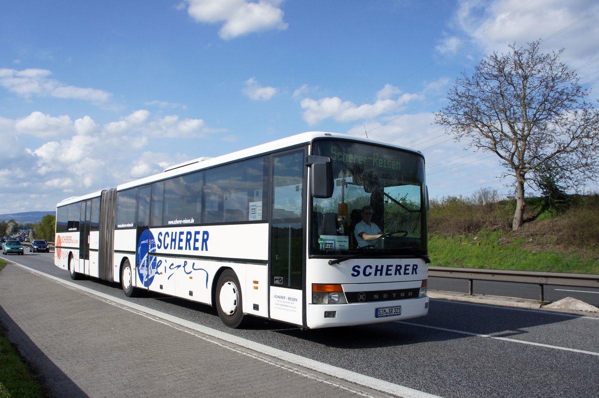 Setra SG 321 UL von Scherer Reisen, eingesetzt im Stadionverkehr vom 1. FSV Mainz 05. Aufgenommen im April 2016 in der Nähe von Mainz. 