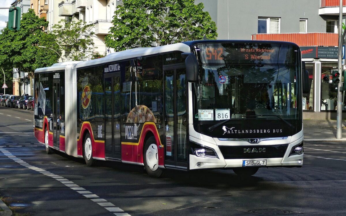 SEV Ersatzverkehr S Bahn Berlin S42 mit dem MAN Lion's City 18C EfficientHybrid von der Altlandsberger Verkehrsgesellschaft mbh. -Altlandsberg Bus. Berlin im April 2021.