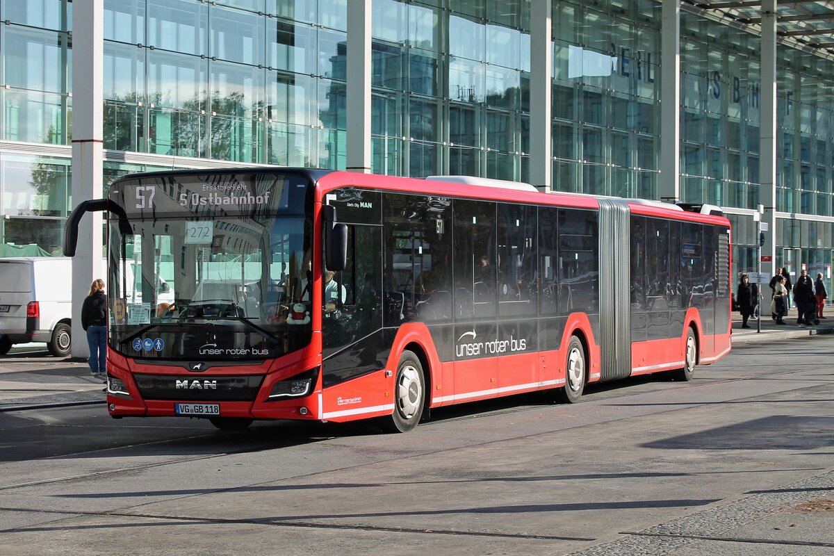 SEV Ersatzverkehr (S7) der S Bahn Berlin mit dem MAN New Lion's City NG360 EfficientHybrid Wg.'118' von urb-unser roter bus, Berlin am Ostbahnhof im November 2023.