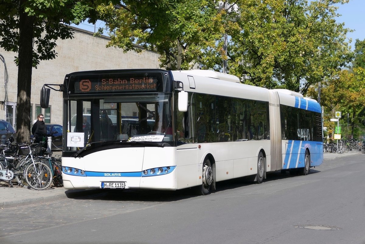 SEV der S-Bahn Berlin mit dem Solaris Urbino 18 von 'Retours Busunternehmen e.K..'.Berlin/ Hardenbergplatz im September 2020.