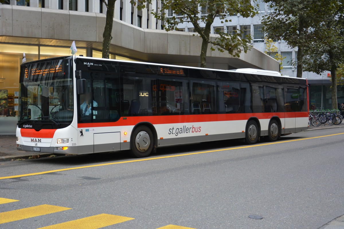 SG-198225 fährt am 14.10.2015 auf der Linie 8. Aufgenommen wurde ein MAN Lion's City L in der Innenstadt von St. Gallen.
