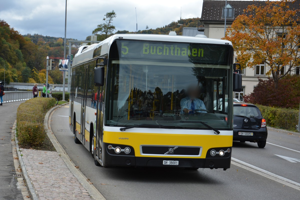 SH-38001 fährt am 07.10.2015 auf der Linie 5. Aufgenommen wurde ein Volvo 7700 / Verkehrsbetriebe Schaffhausen / Schaffhausen Rheinuferstrasse.
