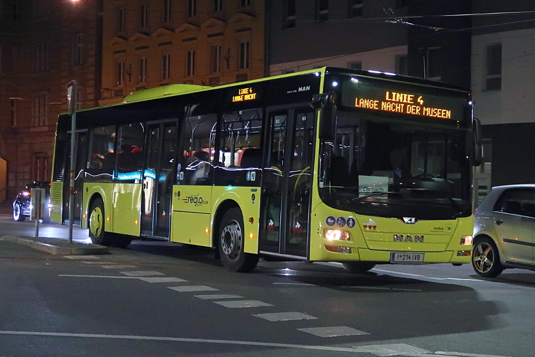 Shuttle zur Langen Nacht der Museen ist am 7.10.2017 in Innsbruck auf der Museumstraße im Einsatz. Diese Linie bedient die regionalen Museen bis Jenbach und wird von einem Bus der innbus Regionalverkehr, einer Tochtergesellschaft der Innsbrucker Verkehrsbetriebe, in VVT-Regiobus Lackierung bedient.