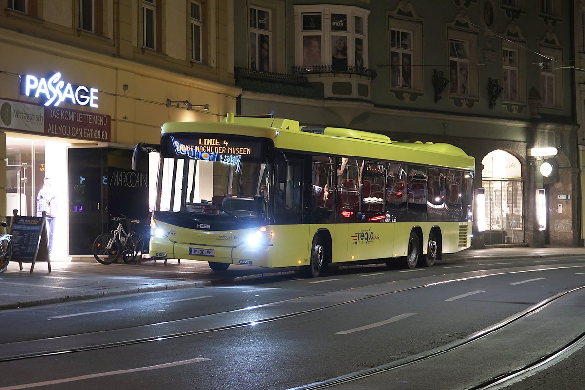 Shuttlebus der Langen Nacht der Museen in Tirol, Linie 4, Bus Nr. 730 der Innsbrucker Verkehrsbetriebe am Burggraben in Innsbruck. Aufgenommen 6.10.2018.