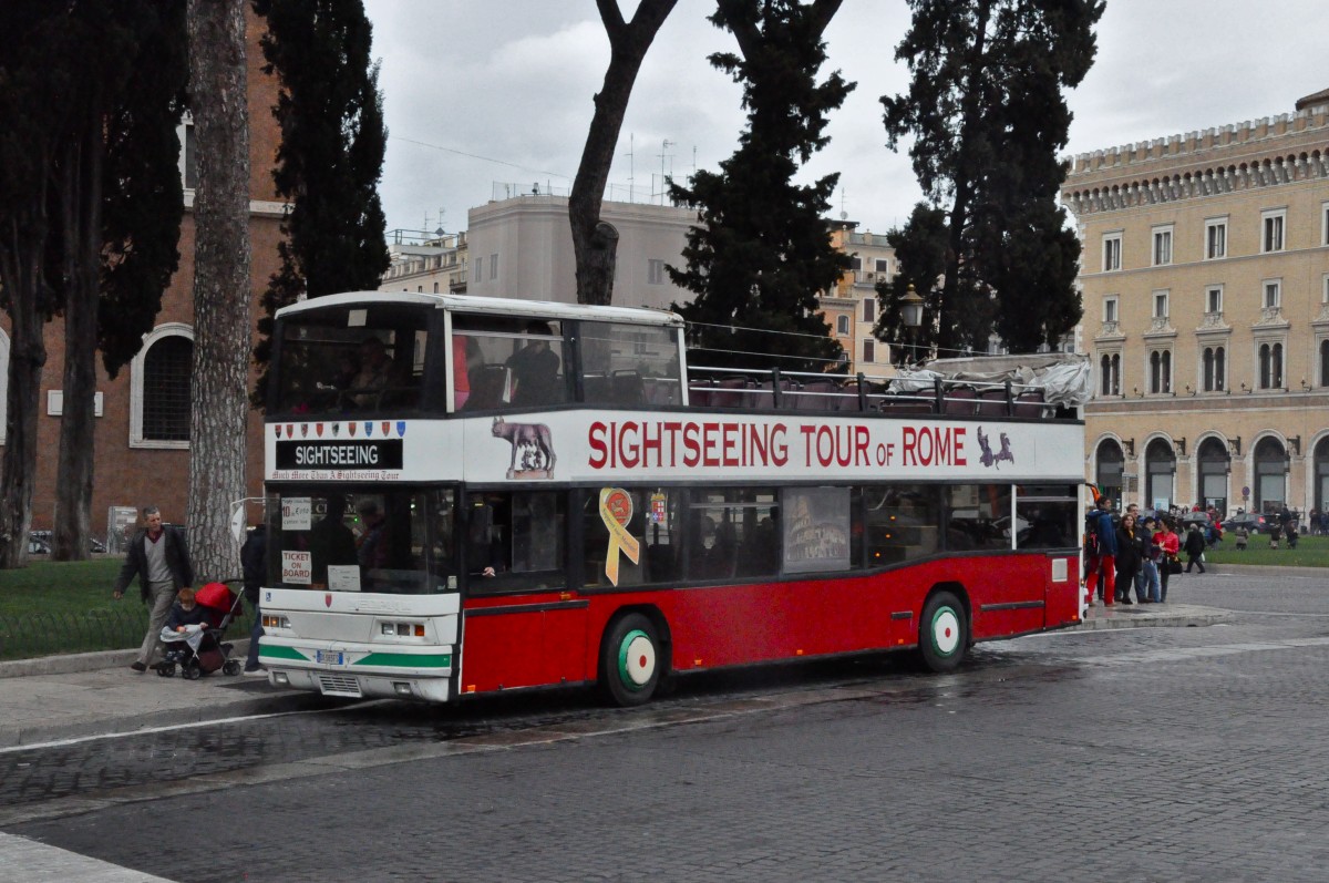 Sightseeing Tour of Rome, Roma. Neoplan N4024 (DX 383 FS, ex Steinbrück, Gotha) in Piazza Venezia. (4.4.2015)