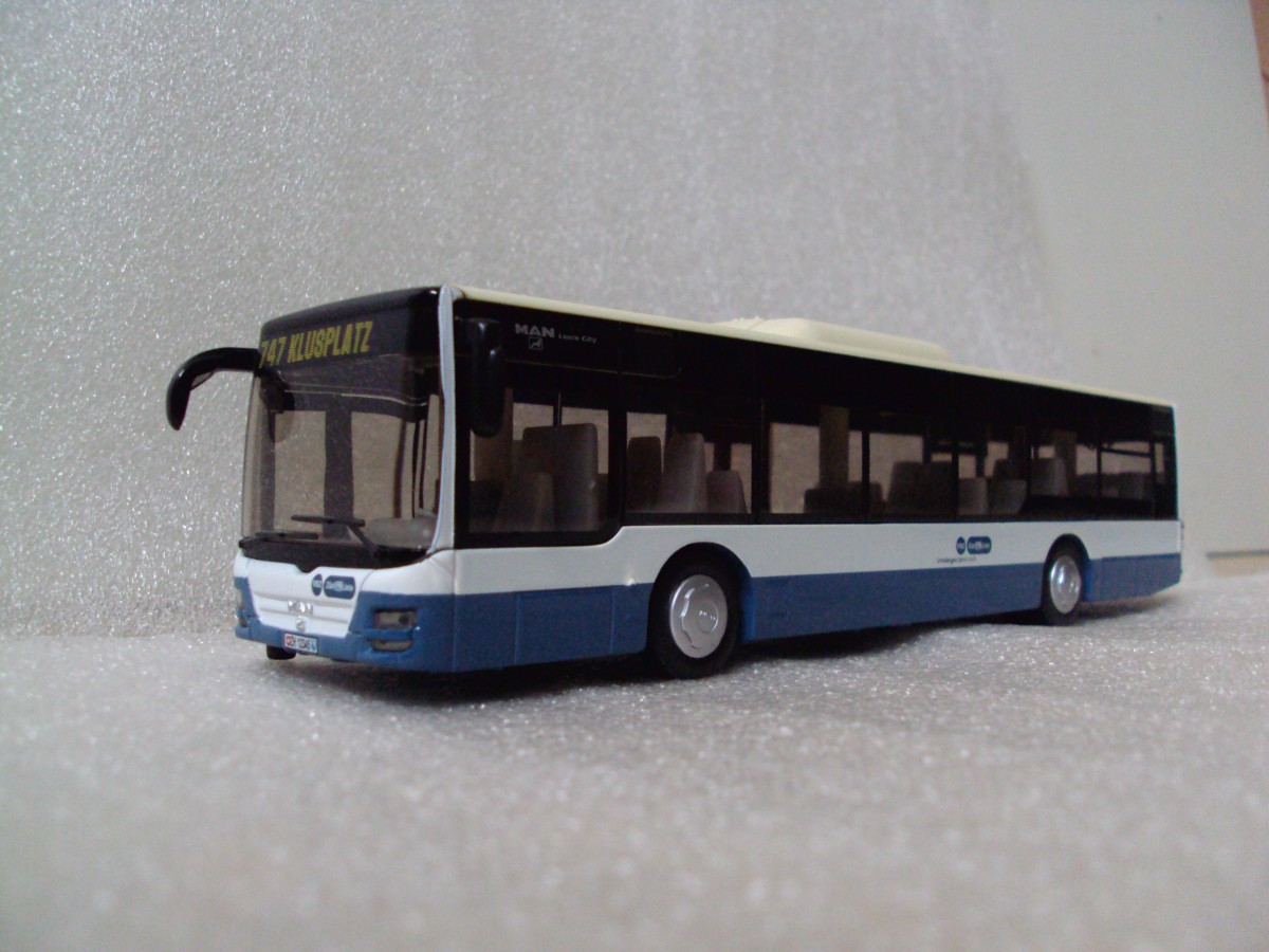 Siku-Modellbus-MAN Lions City der VBZ mit Linienummer 747  Klusplatz  am 24.8.14
