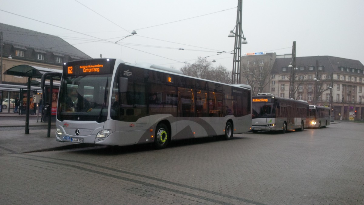 Silvester 2015 am Hauptbahnhof Karlsruhe: Einer der vier im Dezember 2015 in Betrieb gesetzten Citaro Euro 6 der VBK (KA-VK 750) steht abfahrbereit, dahinter Hagro Transbus KA-HT 695 und VBK KA-VK 708