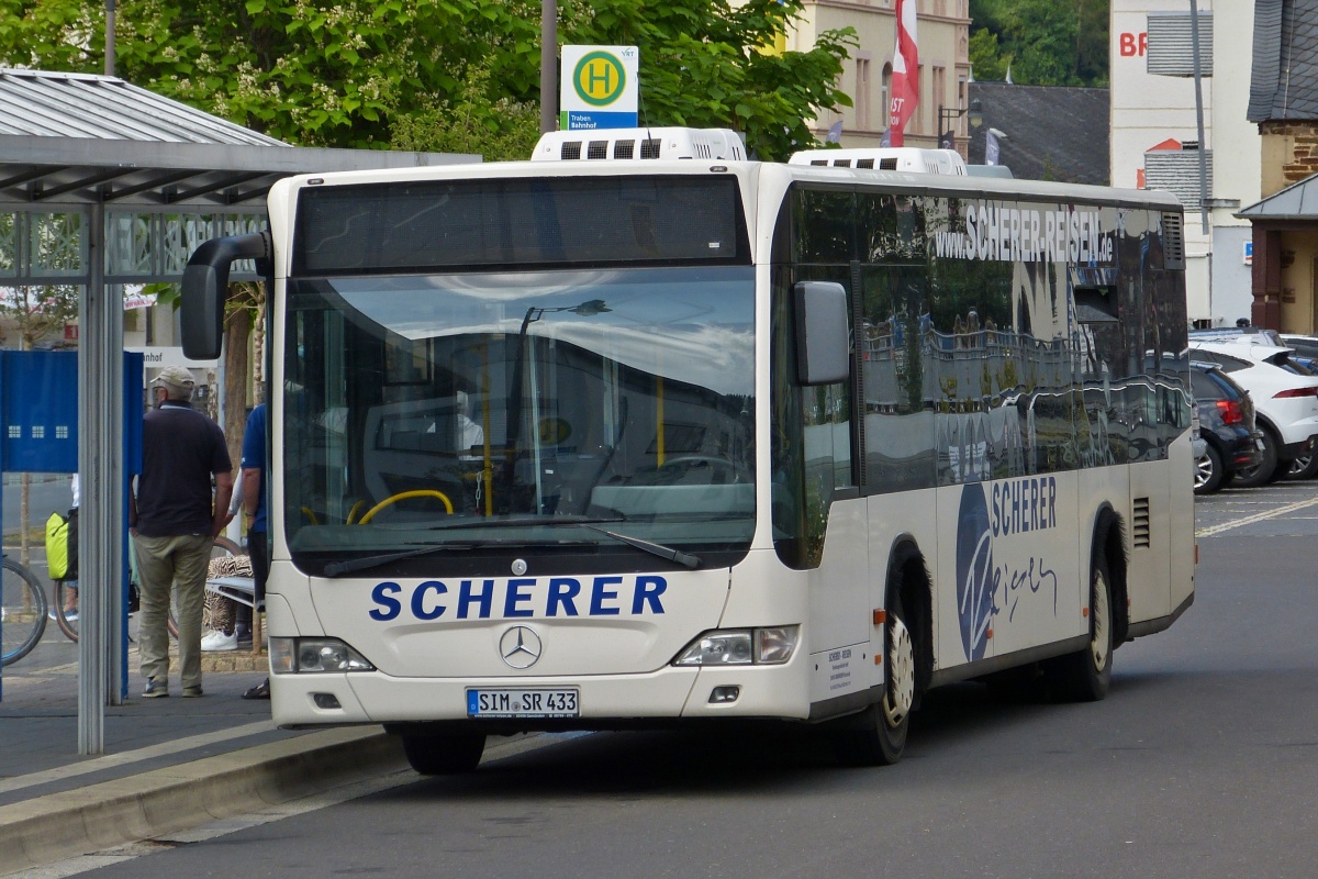 SIM SR 433, Mercedes Benz Citaro,  von Busreisen Scherer, steht am Busbahnhof in Traben Trarbach. 07.2022