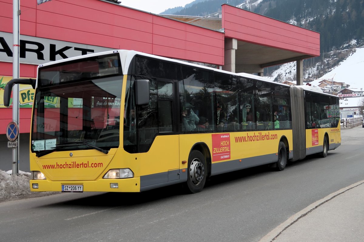 Skibus Hochzillertal Linie 5 auf der Fahrt von der Seilbahnstation Hochzillertal in Kaltenbach. Aufgenommen 26.2.2018.