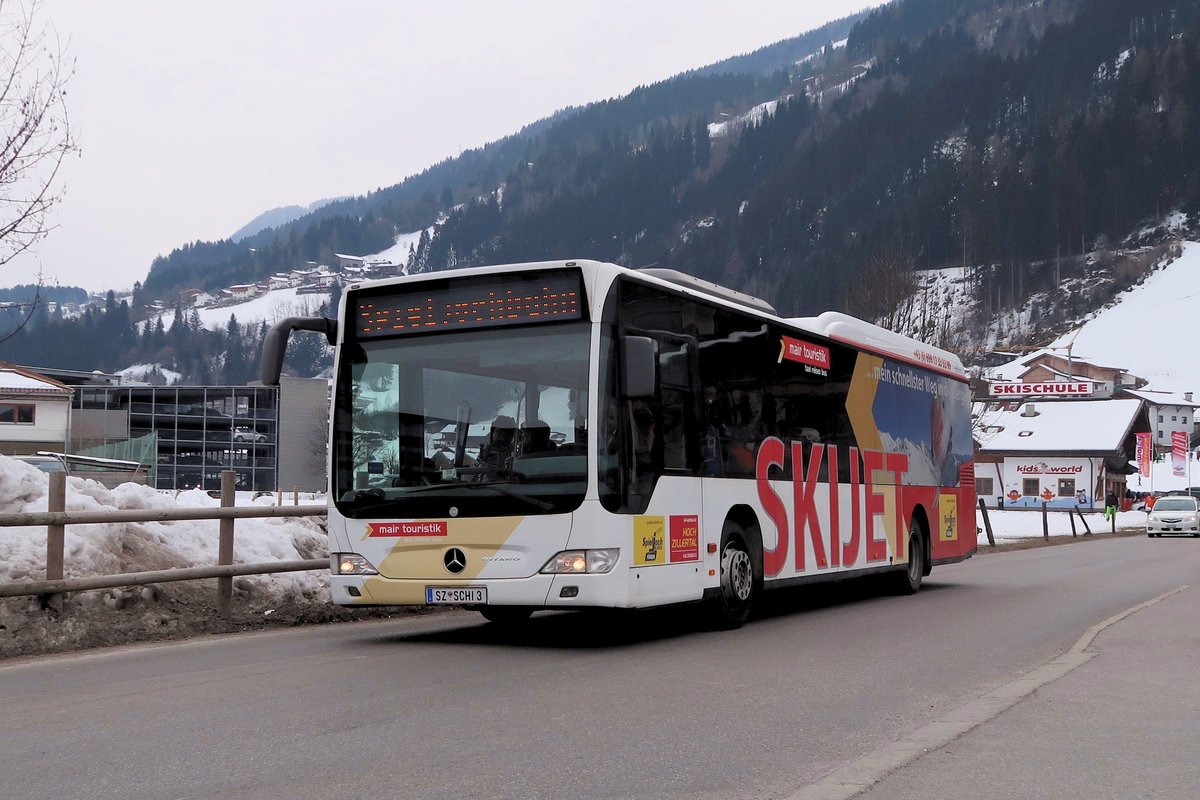 Skibus Hochzillertal von Mair Touristik auf dem Weg von der Station der Hochzillertalbahn zur Spieljochbahn, gesehen in Kaltenbach. Aufgenommen 26.2.2018.