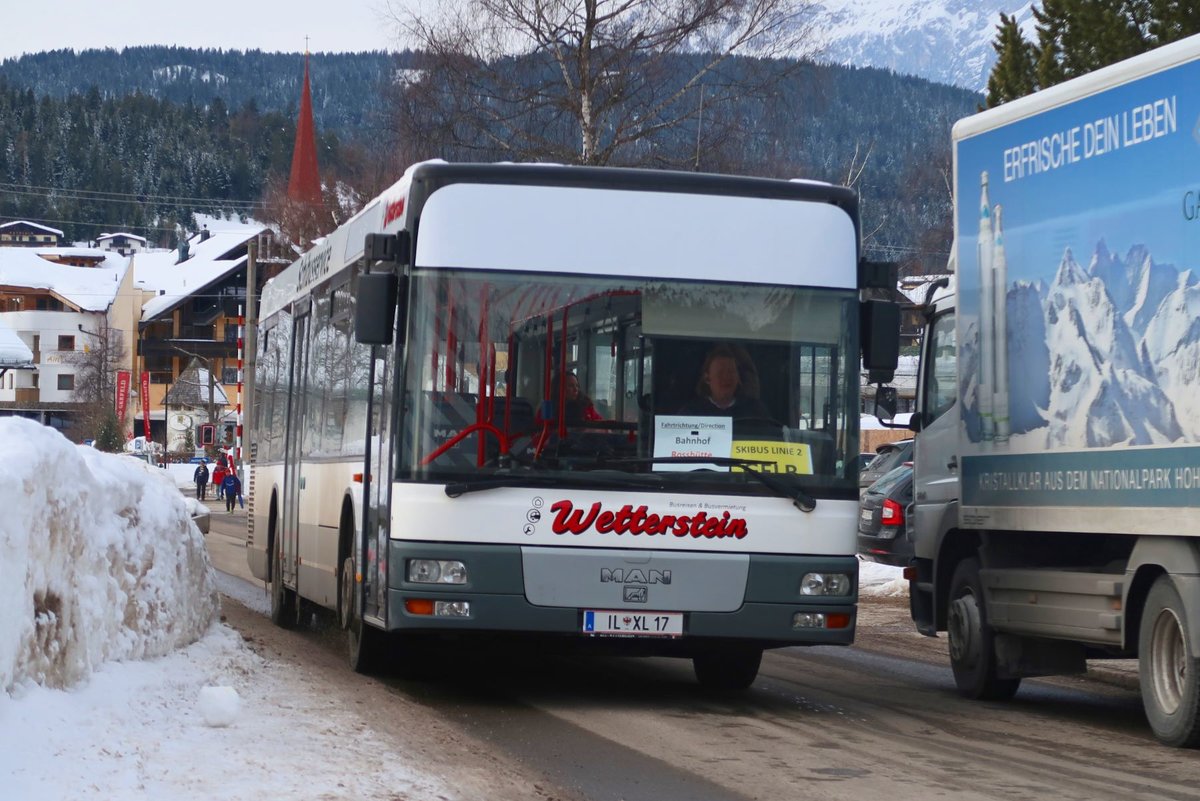 Skibus Seefeld i. T. Linie 2 (Gelb) von Wetterstein Reisen in Seefeld, Reitherspitzstraße. Aufgenommen 5.2.2018.