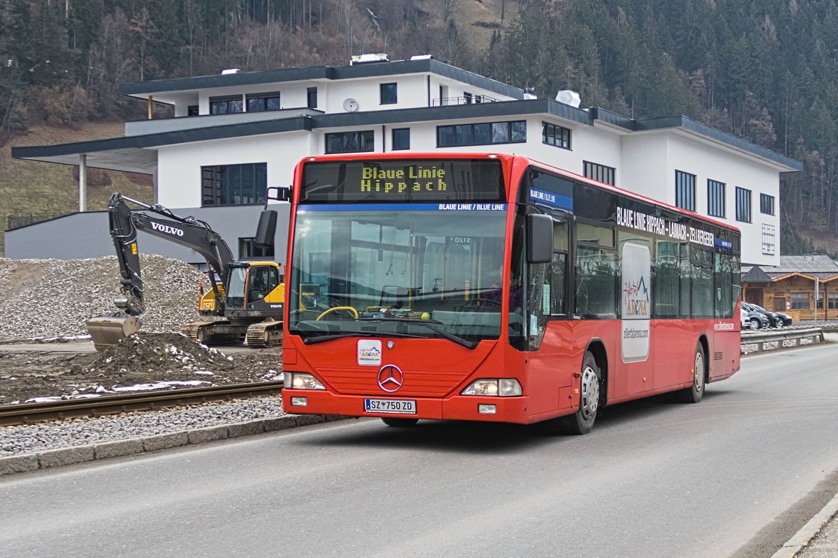 Skibus Zillertal Arena Blaue Linie, SZ-750ZD, in Zell am Ziller, Rohrerstraße. Aufgenommen 2.3.2019.