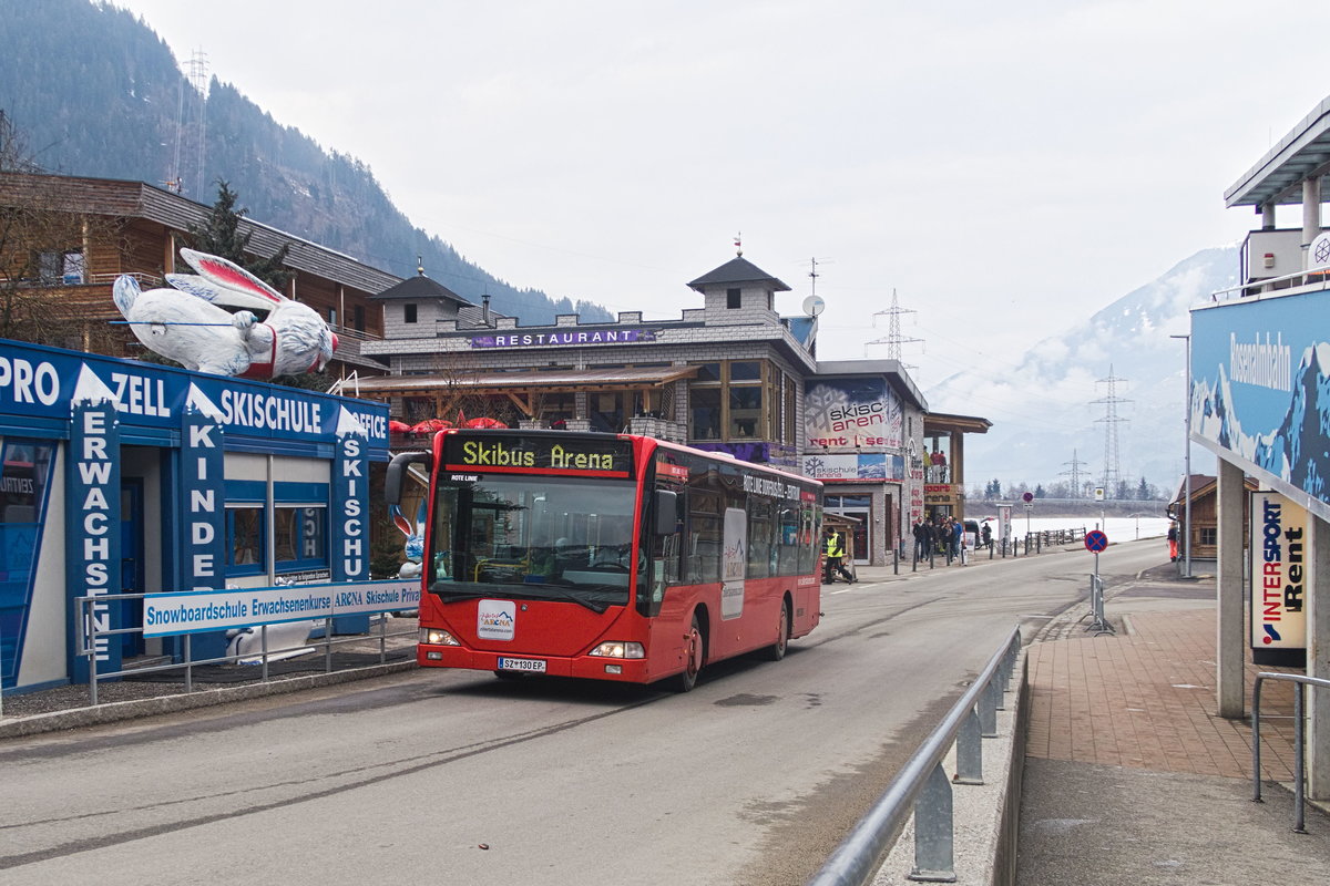 Skibus Zillertal Arena Rote Linie von Huber Reisen, SZ-130EP, bei der Rosenalmbahn Talstation. Aufgenommen 2.3.2019.