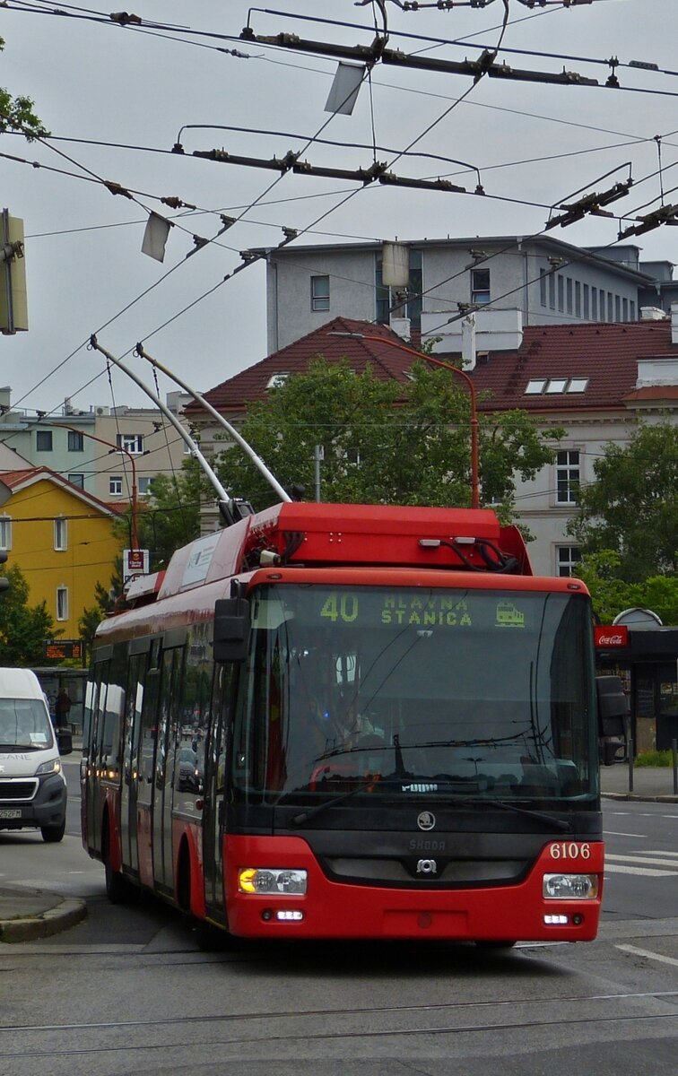Skoda Gelenkbus, aufgenommen unterhalb vom Bahnhof von Bratislava. 05.06.2023
