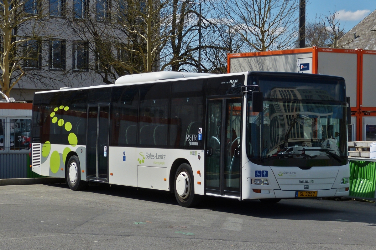 SL 3297, MAN Lion 's City, von Sales Lentz, wartet auf dem Busparkplatz in Luxemburg Stadt auf seinen nächsten Einsatz. 29.03.2019