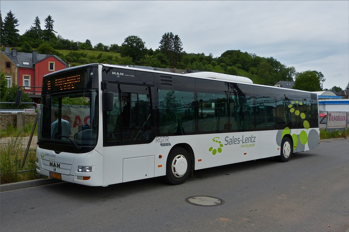 SL 3343, MAN Lion's City von Sales Lentz, wartet nahe dem Busbahnhof 2 in Ettelbrück auf seinen nächsten Einsatz. 08.06.2019