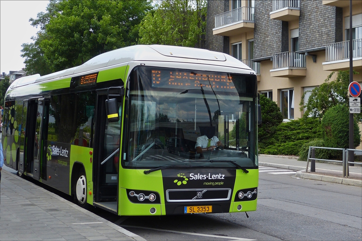 SL 3353, Volvo Hybridbus des Busunternehmens Sales Lentz, gesehen an einer Haltestelle der Stadt Luxemburg.  18.07.2017