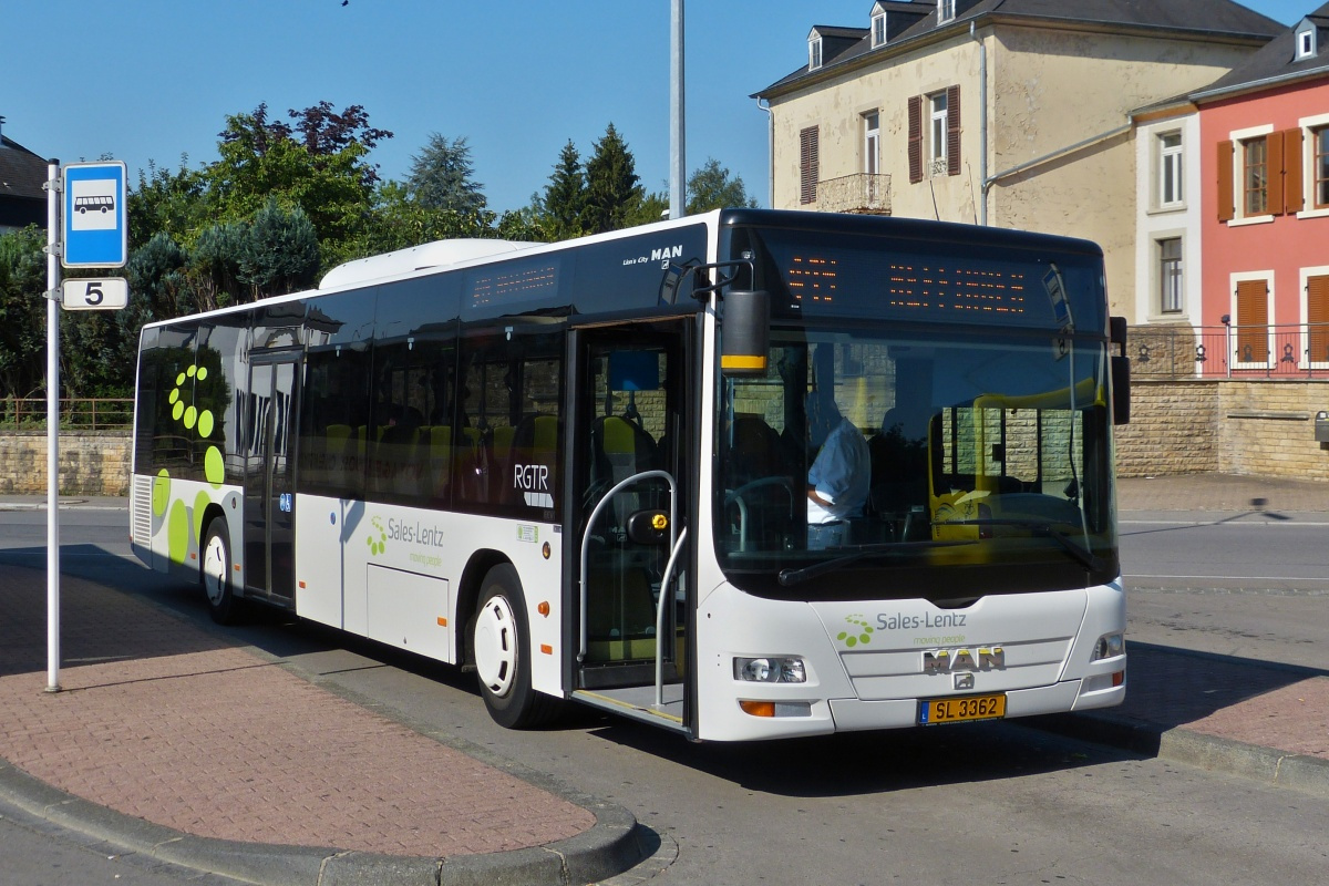SL 3362, MAN Lion’s City von Sales Lentz steht am Busbahnhof in Mersch. 08.2018