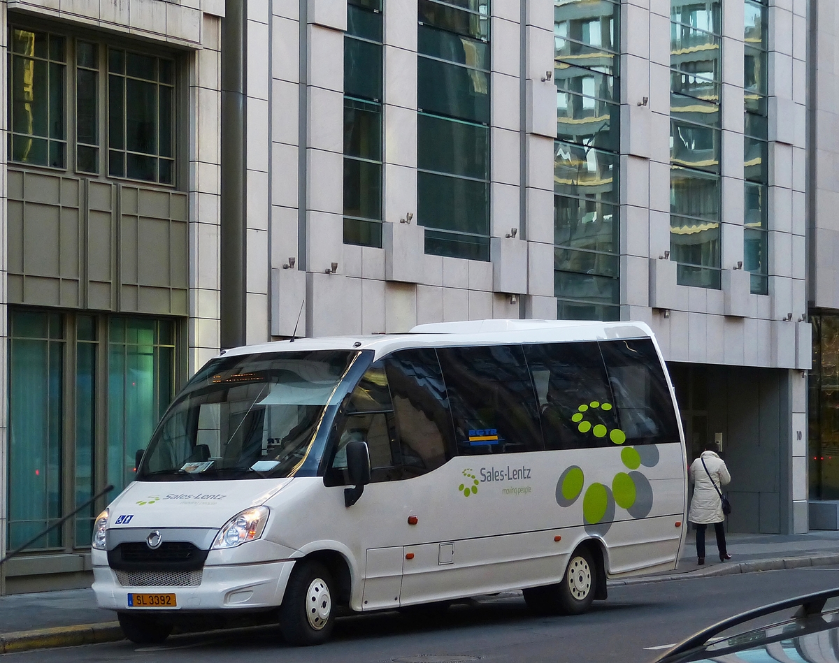 SL 3392,  Irisbus Iveco Daily Minibus, des Busunternehmens Sales Lentz, gesehen in den Sraßen der Stadt Luxemburg.  02.12.2013