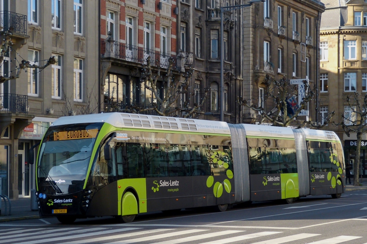 SL 3410,  VanHool ExquiCity 24 Bus, der erste von 5 ausgelieferten Busse, des Busunternehmens Sales Lentz, im Einsatz seit anfang November, gesehen in den Sraßen der Stadt Luxemburg. 3 Teiliger Diesel Elektrischer Hybridbus, L 23,82 m, B 2,55 m, Gewicht 22750 kg, 02.12.2013