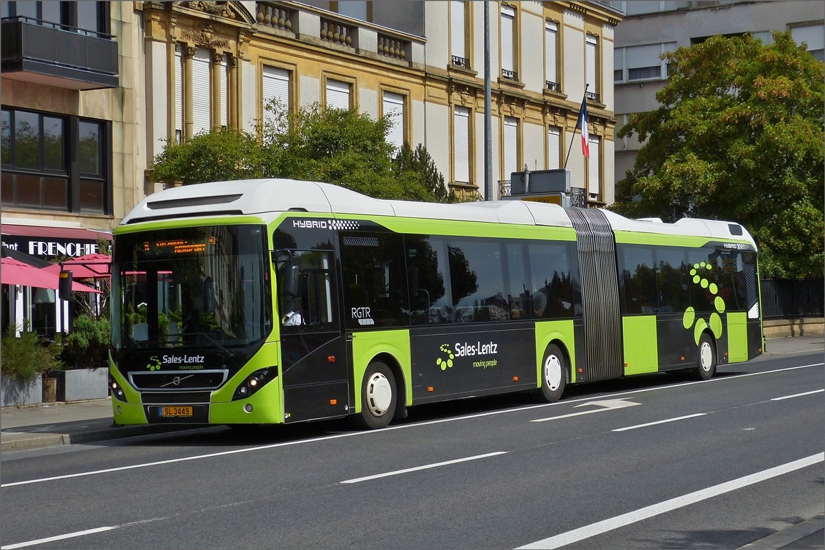 SL 3449, Volvo Hybrid Gelenkbus von Sales Lentz unterwegs in den Straßen der Stadt Luxemburg. 08.2020