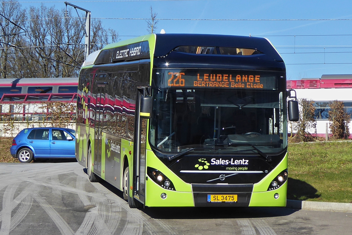 SL 3475, Volvo 7900 Hybrid von Sales Lentz, am Bahnhof in Leudelange. 14.02.2019