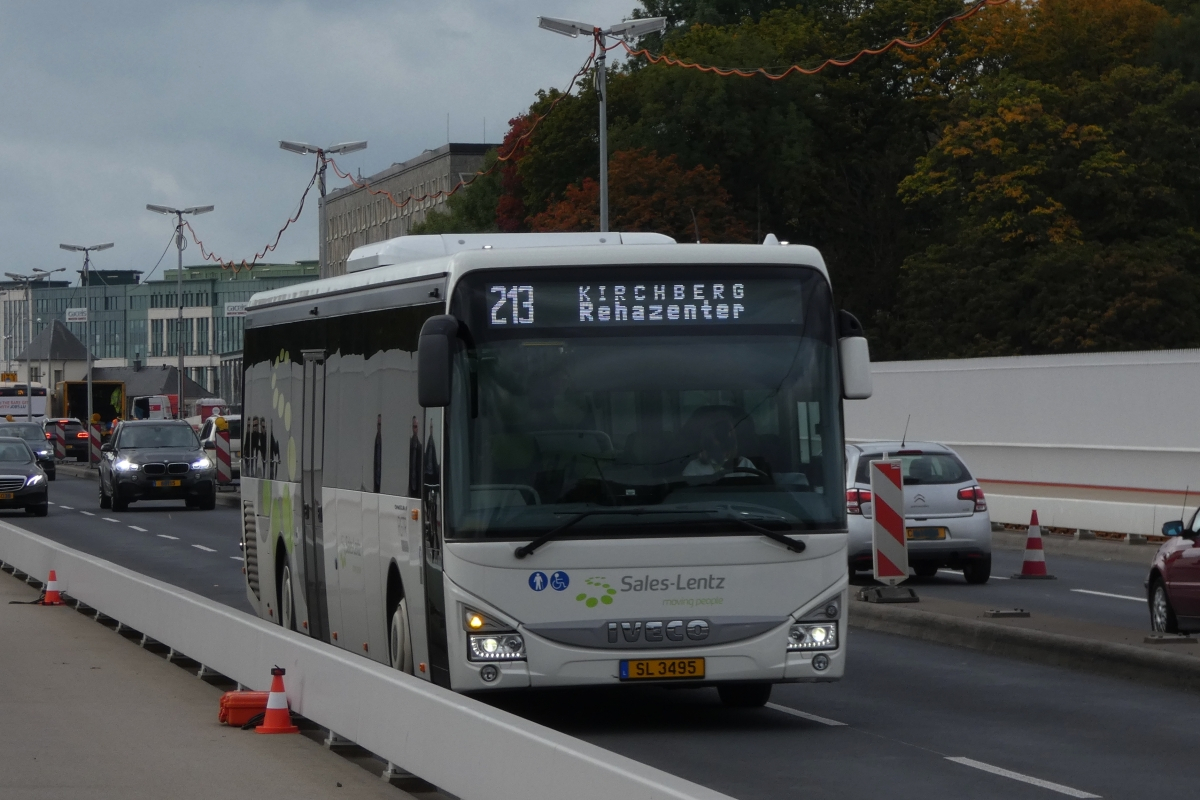 SL 3495, Iveco Crossway von Sales Lentz, in den Straßen der Stadt Luxemburg unterwegs. 04.10.2017