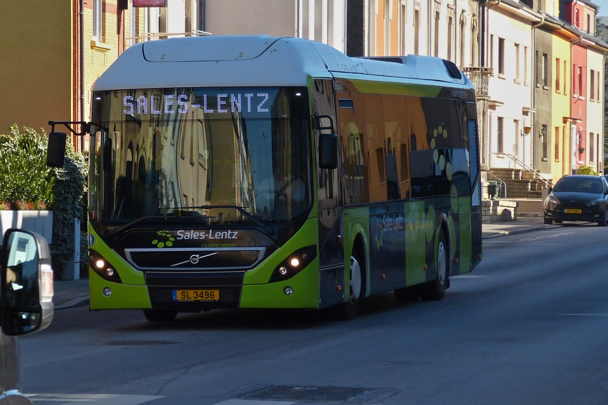 SL 3496, Volvo7900 Hybrid, von Sales Lentz, gesehen in den Straßen von Petange.  28.02.2022