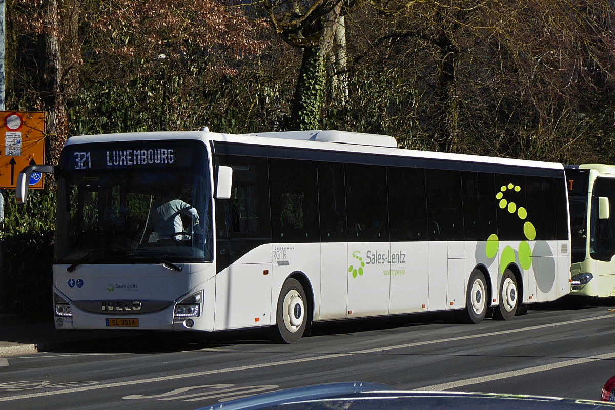 SL 3514, Iveco Crossway, von Sales Lentz am Straßenrand in der Stadt Luxemburg. 18.02.2019