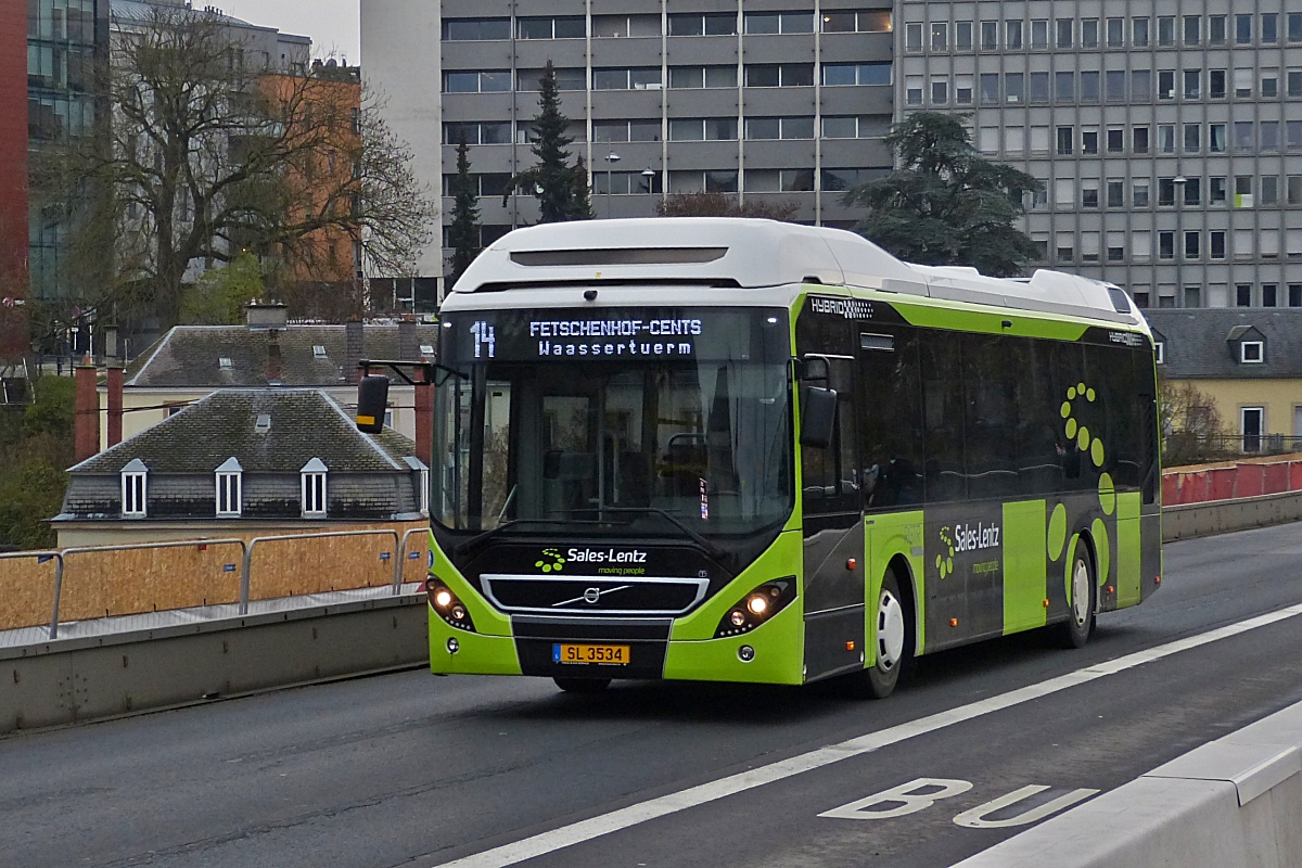 SL 3534, Volvo 7900 Hybrid von Sales Lentz, auf dem Weg in die Oberstadt der Stadt Luxemburg. 07.12.2020