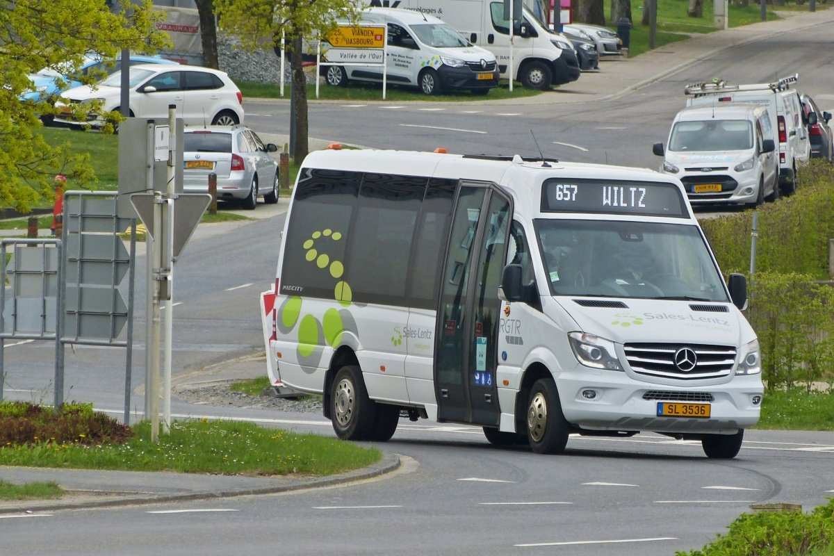 SL 3536, Mercedes Benz Sprinter, von Sales Lentz, nähert sich in Marnach der Bushaltestelle. 04.2022 