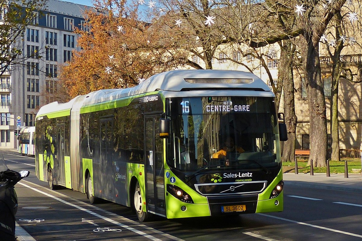 SL 3602, Volvo 7900 Hybrid, von Sales Lentz in den Straßen der Oberstadt von Luxemburg in Richtung Hauptbahnhof unterwegs. 26.11.2020