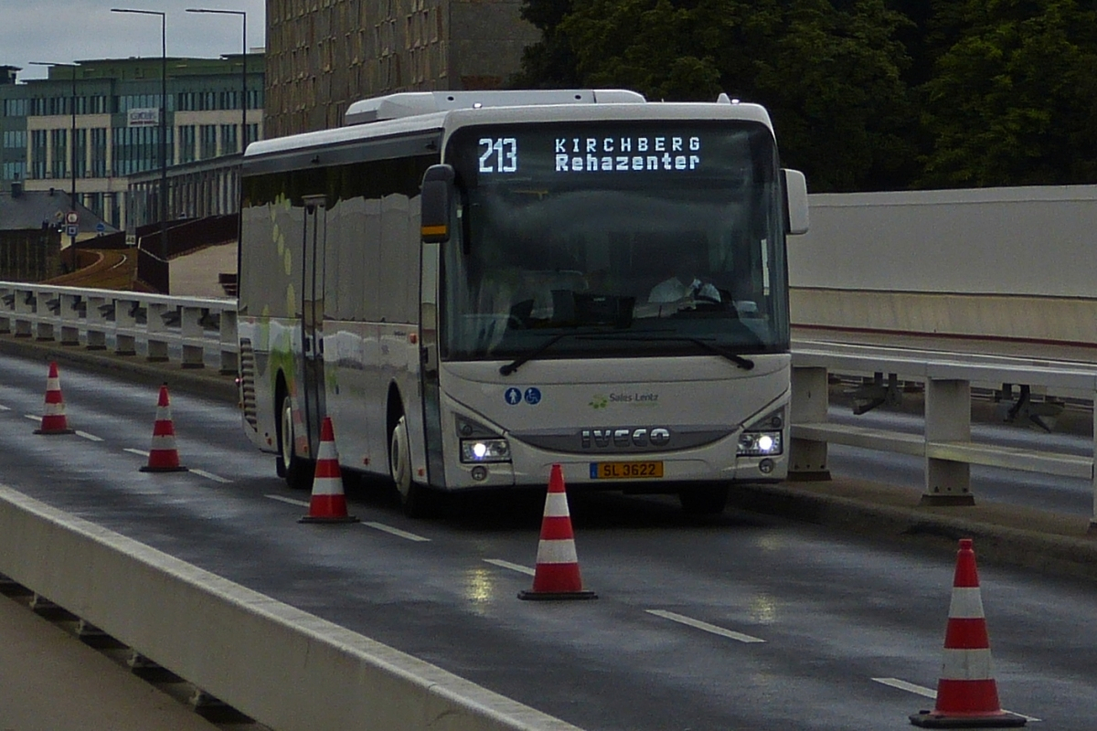 SL 3622, Iveco Crossway von Sales Lentz im Baustellenbereich auf der Roten Brücke in der Stadt Luxemburg unterwegs. 08.2020