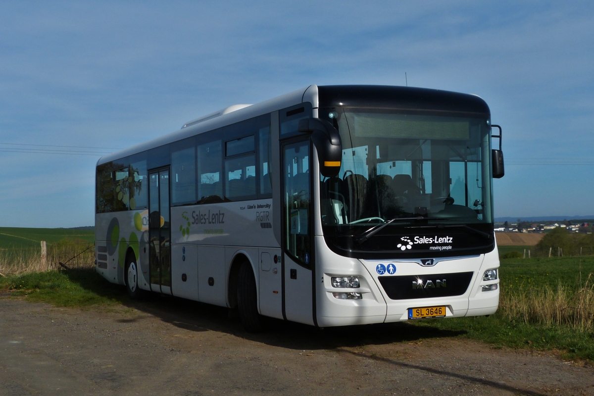 SL 3646, MAN Lion's Intercity von Sales Lentz steht am Strassenrand in Hamiville. 15.04.2020