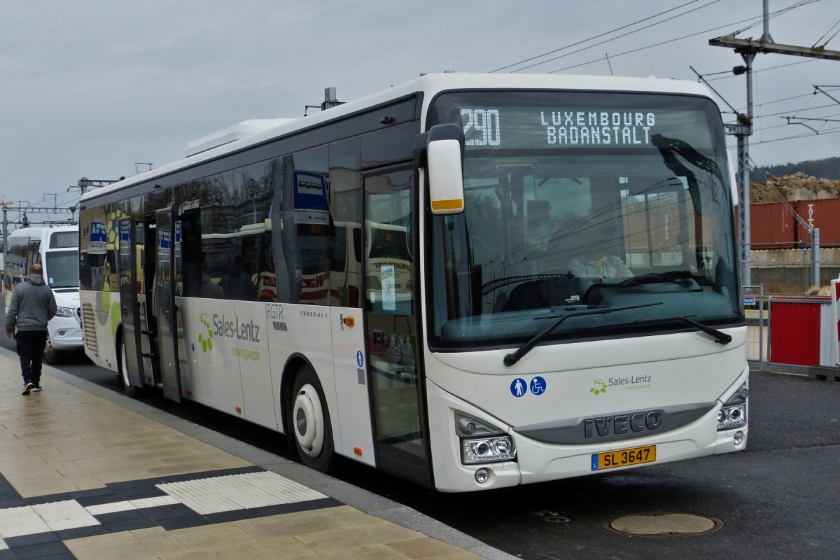 SL 3647, Iveco Crossway von Sales Lentz, am Busbahnhof in Mersch.  14.03.2020 

