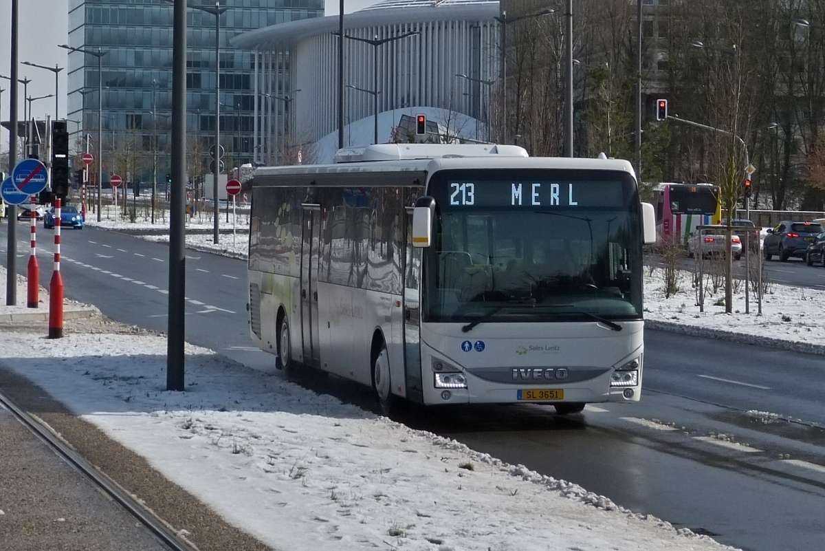 SL 3651, Iveco Crossway von Sales Lentz, nähert sich der Haltestelle „Roud Breck“ in der Stadt Luxemburg. 28.02.2020
