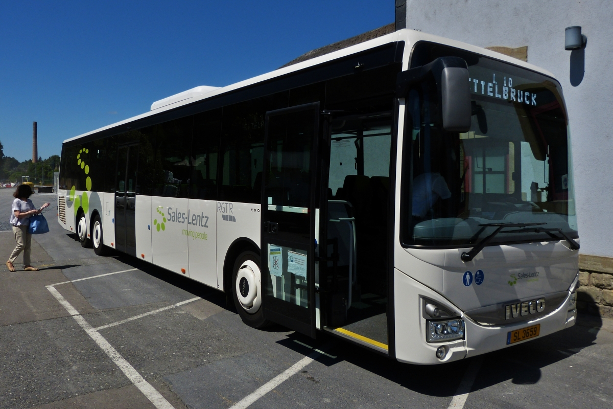 SL 3659, Iveco Crossway von Sales Lentz bedient am 21.07.2020 als SEV die Strecke Wiltz – Ettelbrck, aufgenommen am Bahnhof in Wiltz.