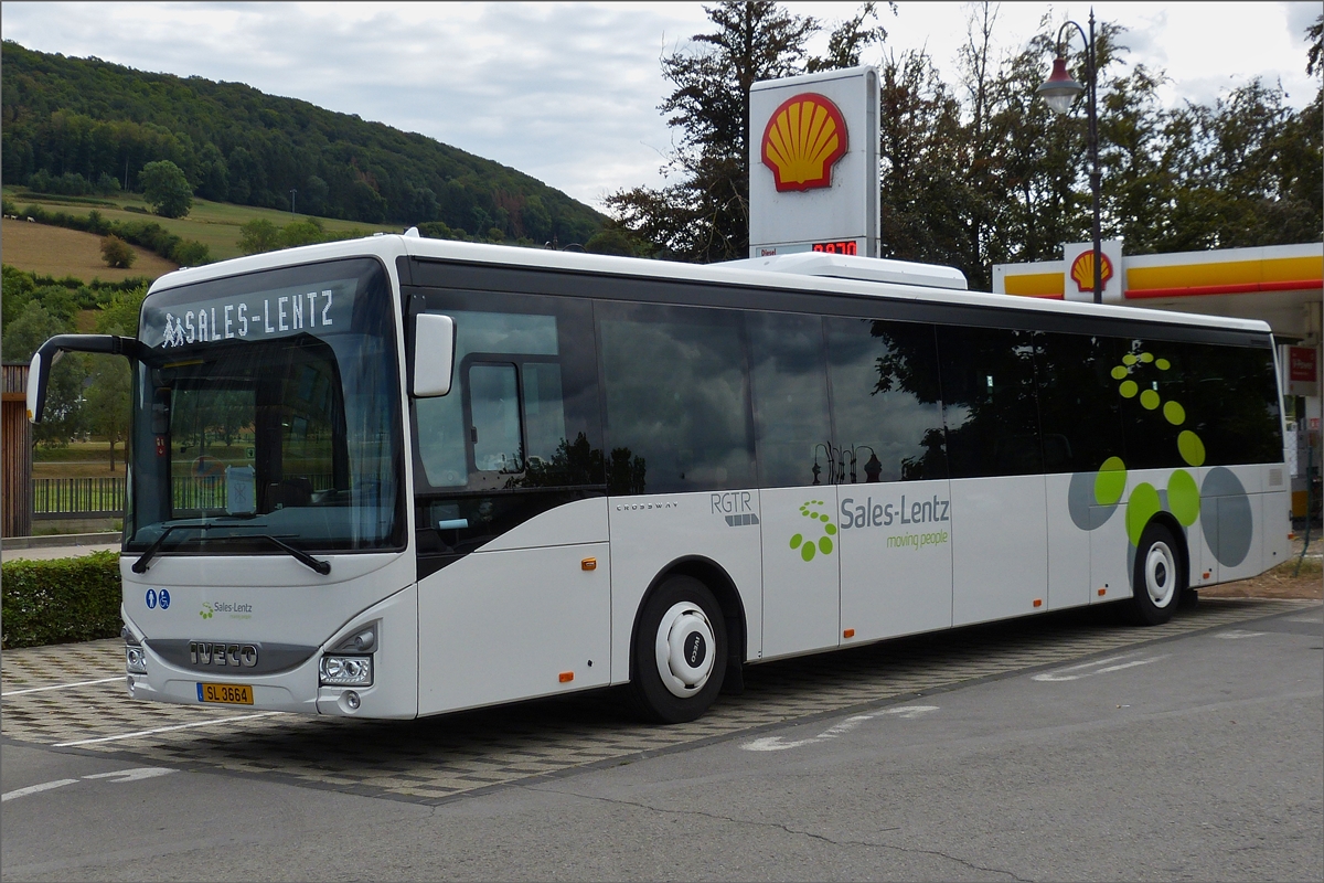 SL 3664, Iveco Crossway von Sales Lentz, gesehen auf einem Parkplatz in Diekirch. 08.2020