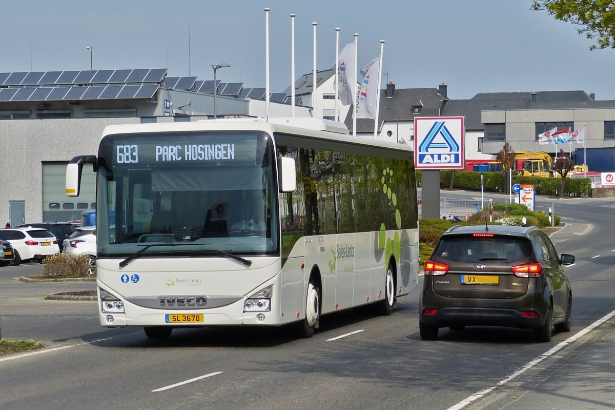 SL 3670, Iveco Crossway, von Sales Lentz, gesehen in Marnach nahe der Bushaltestelle. 04.2022