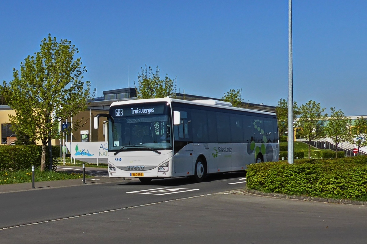 SL 3689, Iveco Crossway von Sales Lentz, verlässt die Umsteige Haltestelle Parc Hosingenin Richtung Troisvierges. 04.2022