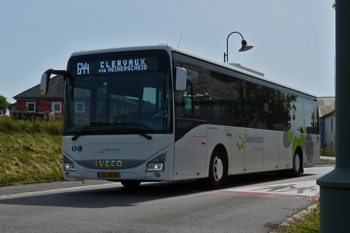 SL 3690, Iveco Crossway, von Sales Lentz, aufgenommen nahe Wiltz, noch mit der alten Linienbezeichnung, auf dem Weg nach Heinerscheid. 06.2022
