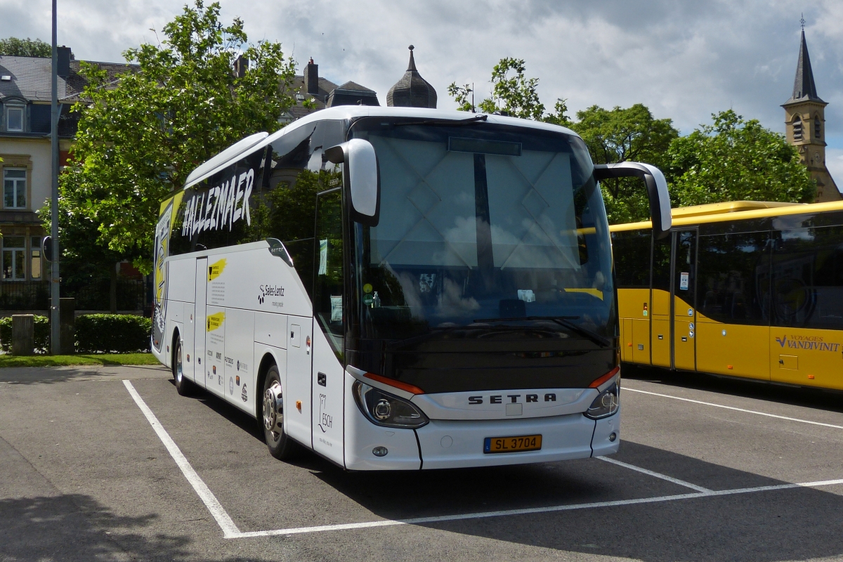 SL 3704, Setra S 515 HD von Sales Lentz, Manschaftsbus des luxemburgischen Fußball Vereins „Jeunesse Esch“, gesehen in der Stadt Luxemburg. 07.07.2021
