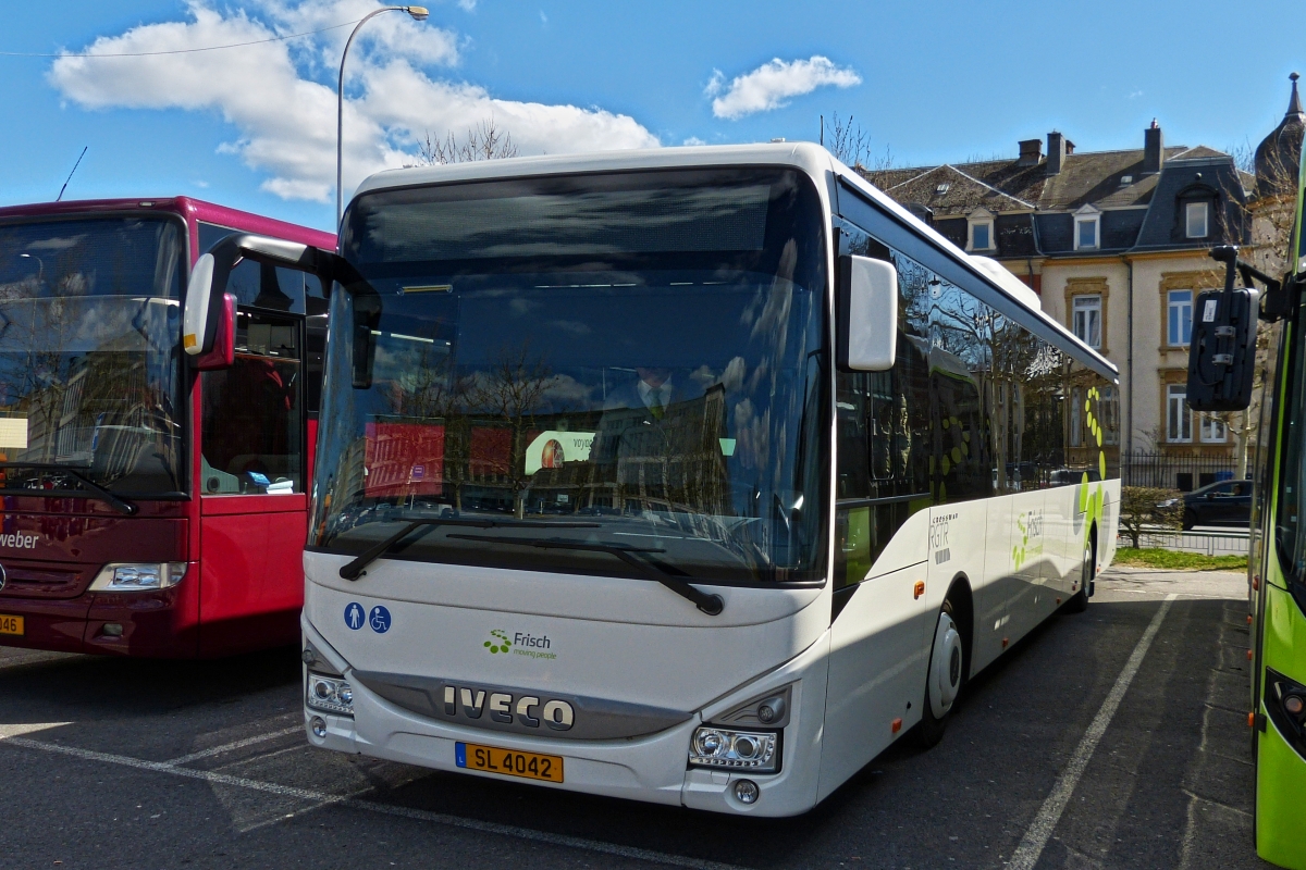 SL 4042, Iveco Crossway von Sales Lentz, auf dem Busparkplatz in der Stadt Luxemburg. 29.03.2019