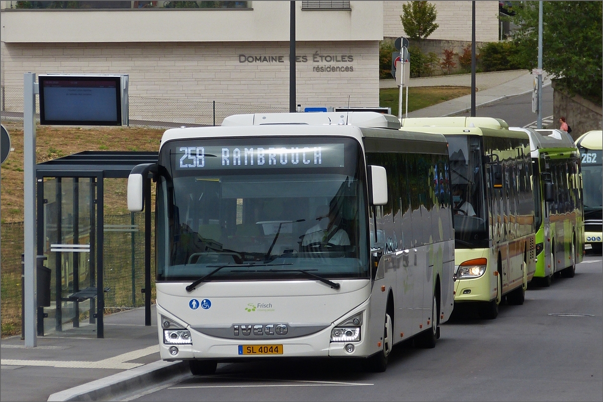 SL 4044, Iveco Crossway von Sales Lentz, an der Bushaltestelle Stäreplatz,(in der Nähe der Straßenbahnhaltestelle), in der Stadt Luxemburg. 08.2020 